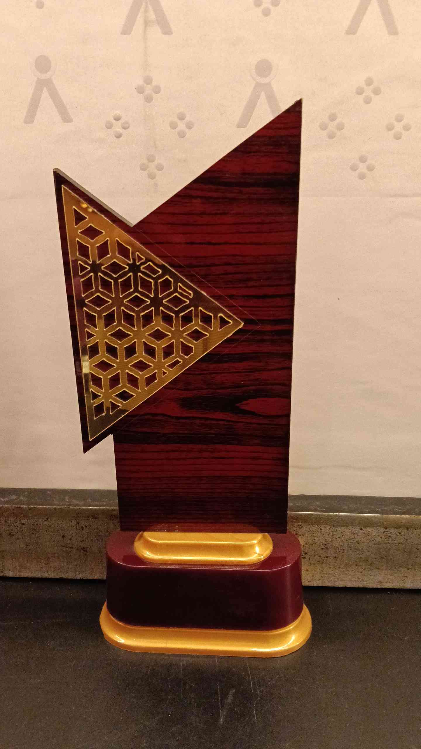 Shield Wood 2555